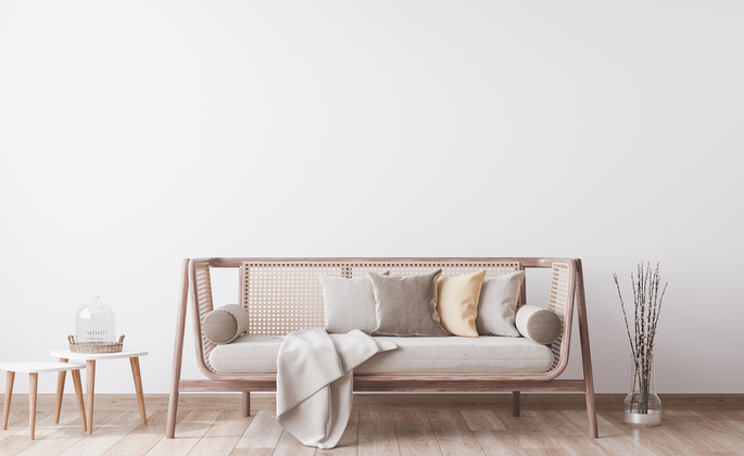 sofá lindo com detalhes em madeira - CIMA