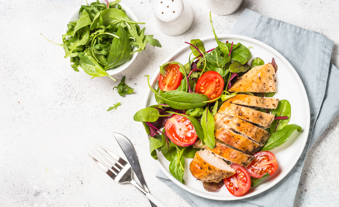 Alimentação saudável, refeição com frango e salada – CIMA